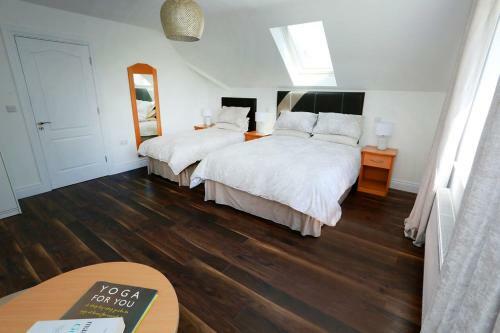 Luxury 6 Bedroom Spiddal Villa, Jacuzzi, Balcony