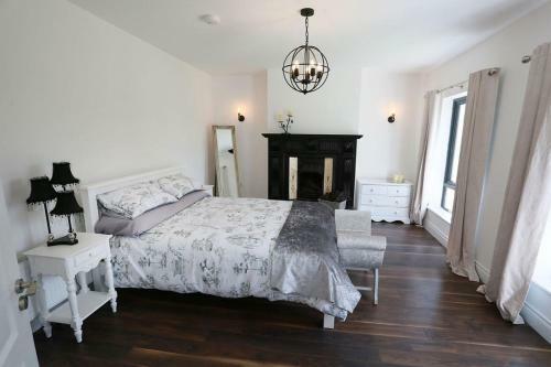 Luxury 6 Bedroom Spiddal Villa, Jacuzzi, Balcony