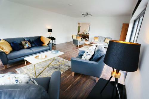 Luxury 6 Bedroom Spiddal Villa, Jacuzzi, Balcony