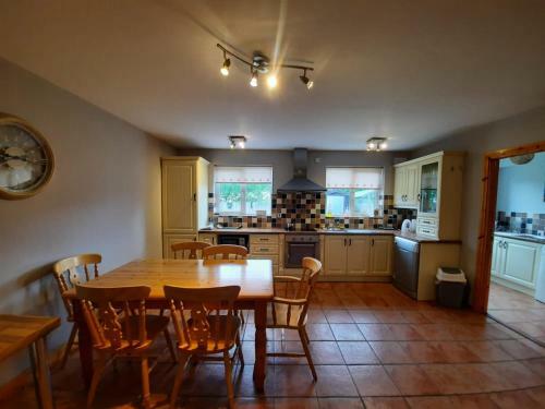 Manor Holiday Home-sleeps 8
