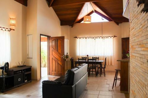 P002 - Casa Com 3 Dormit�rios Piscina E Churrasqueira