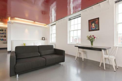 Central Designer Apartment With River Views