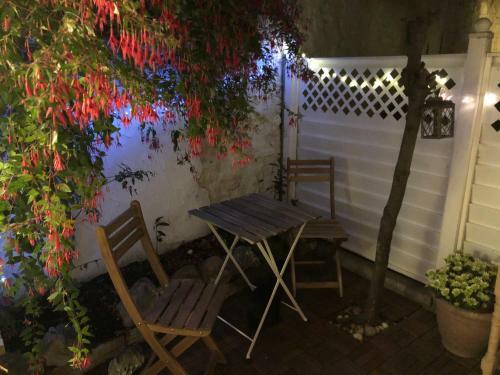 Entire House, Sleeps 2-6, Sunroom, Outside Yard