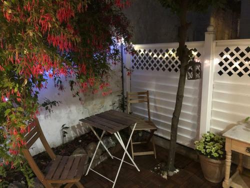 Entire House, Sleeps 2-6, Sunroom, Outside Yard