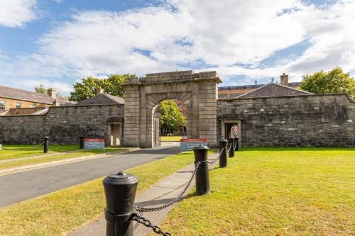 Apartamento Magnificent 2 Bedroom Flat In Historic Army Barracks