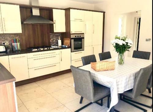Shangri - La Spacious Family Townhouse