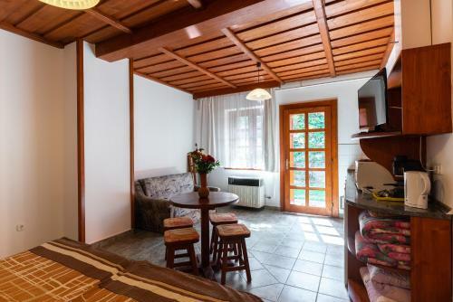 Hostal Nyugalom Apartman Hercegk�t