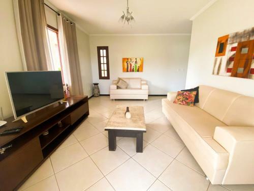 Casa Para 9 Pessoas, Com Piscina E Churrasqueira