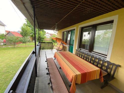 Gy�ngyvir�g Apartman Lenti