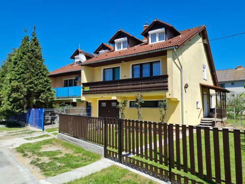 Gy�ngyvir�g Apartman Lenti