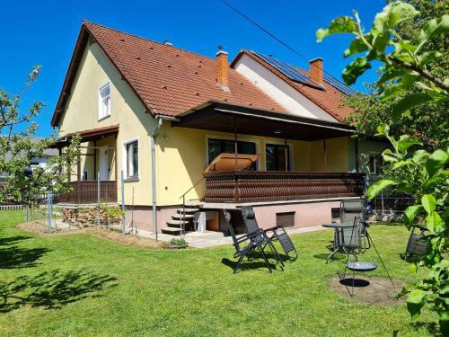 Gy�ngyvir�g Apartman Lenti