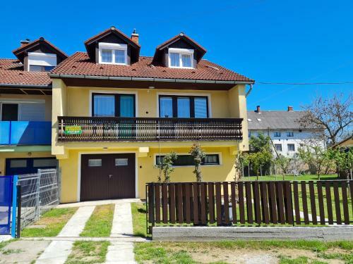 Gy�ngyvir�g Apartman Lenti