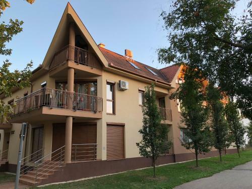 Honey Lodging Apartman Hajd�szoboszl�