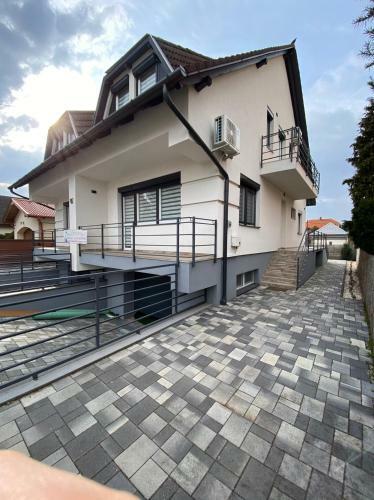 Hajnal Apartmanh�z
