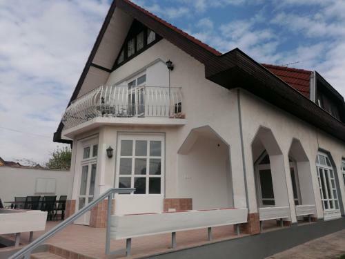 Compass Apartmanok I