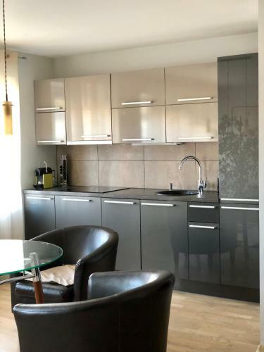 Minimalist And Welcoming Apartment With Balcony