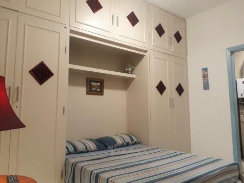 Apartamento Edificio Alone Com Terra�o Na Quadra Da Praia, Espa�oso E Silencioso