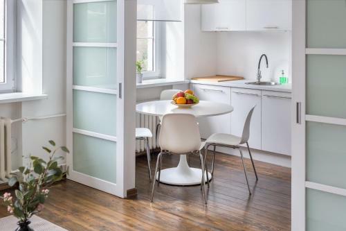 New Quiet Cozy City Center Apartment