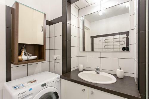 New Quiet Cozy City Center Apartment
