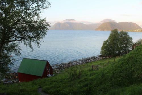 Hjelvikhytta - Flott Beliggenhet Ved Sj�en