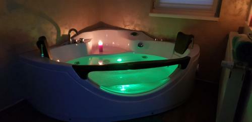Hostal Jacuzzi Room
