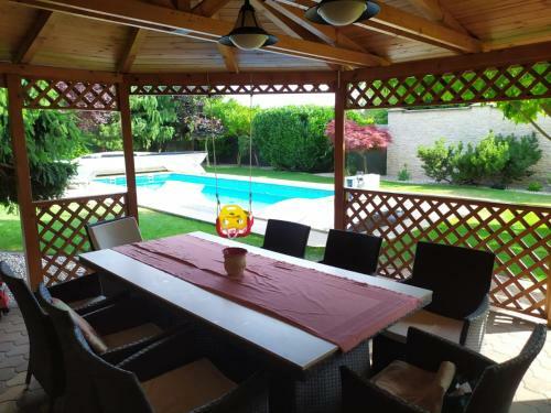 Garden & Pool Apartment