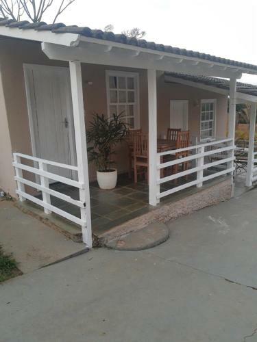 Casa Com Bangal�s Agrad�vel E Tranquilo