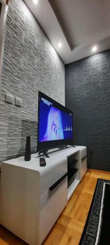 Apartman, Preko Puta Mone