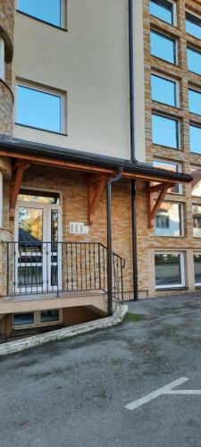 Apartman, Preko Puta Mone