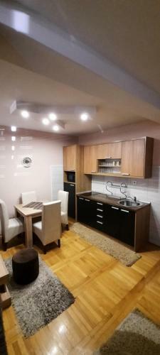 Apartman, Preko Puta Mone