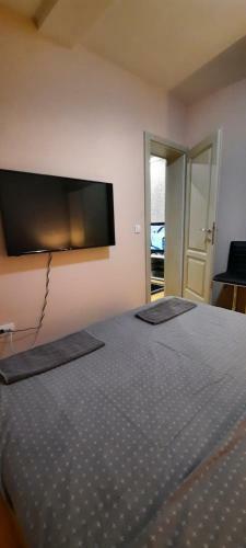 Apartman, Preko Puta Mone