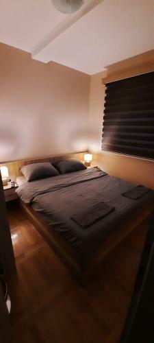Apartman, Preko Puta Mone