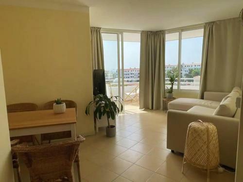Refurbished 1 Bedroom Apartment With Large Pool