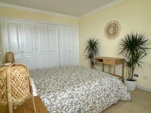 Refurbished 1 Bedroom Apartment With Large Pool