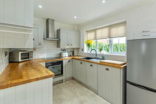 A Cheerful Three Bedroom House In Leafy Lytham