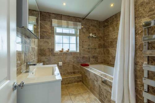 A Cheerful Three Bedroom House In Leafy Lytham