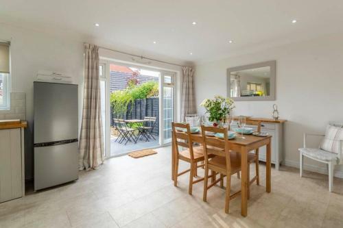 A Cheerful Three Bedroom House In Leafy Lytham