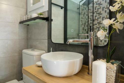Glaros Luxury Apartments In Folegandros