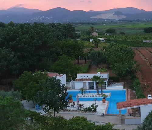 Preciosa Casa Con Enorme Parcela Y Piscina Privada