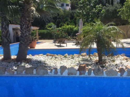 Preciosa Casa Con Enorme Parcela Y Piscina Privada