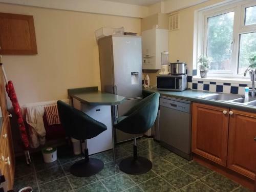 Single Bedroom In A Cozy Maisonette - Bushey