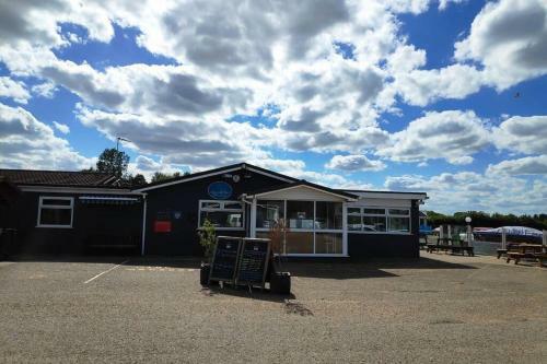 Beautiful 2 Bedroom Bungalow Oulten Broad