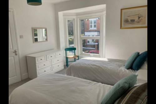 No43: Versatile 4br Coastal Home With Summer House