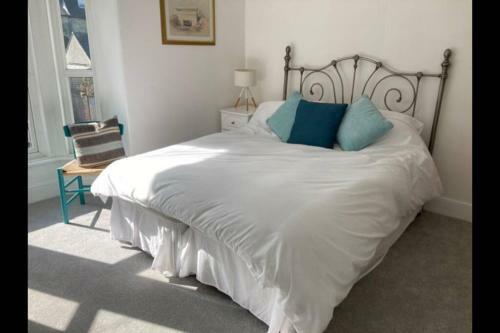 No43: Versatile 4br Coastal Home With Summer House