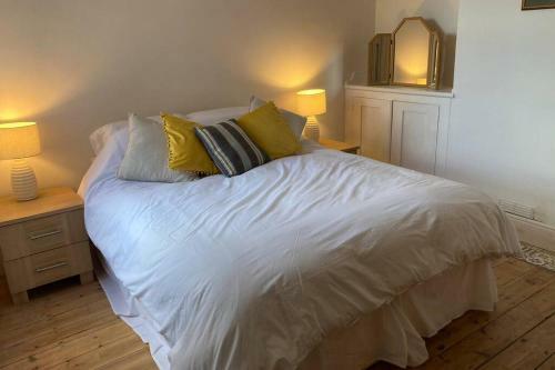 No43: Versatile 4br Coastal Home With Summer House