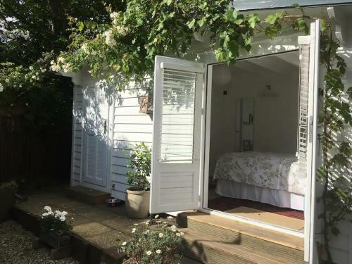 Bed & Breakfast Garden Studio