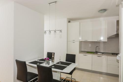 Sky Split Apartment
