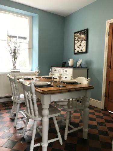 Quaint 2 Bed Cottage In Central Crickhowell