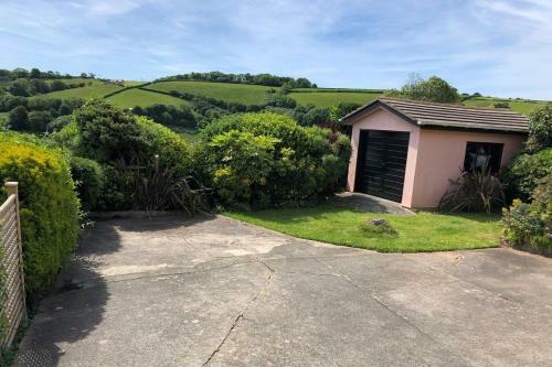 15 Churchfields - Bungalow With Estuary Views And Parking