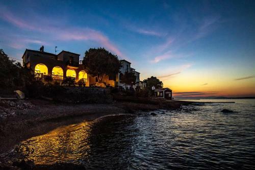 Beachfront Spetses Spectacular Fully Equipped Traditional Villa Familiesgroups
